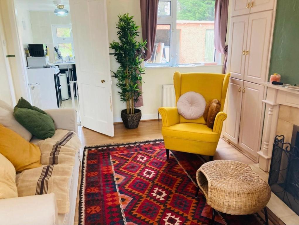 ロスコモンにあるHarmony Houseのリビングルーム(黄色い椅子、ラグ付)