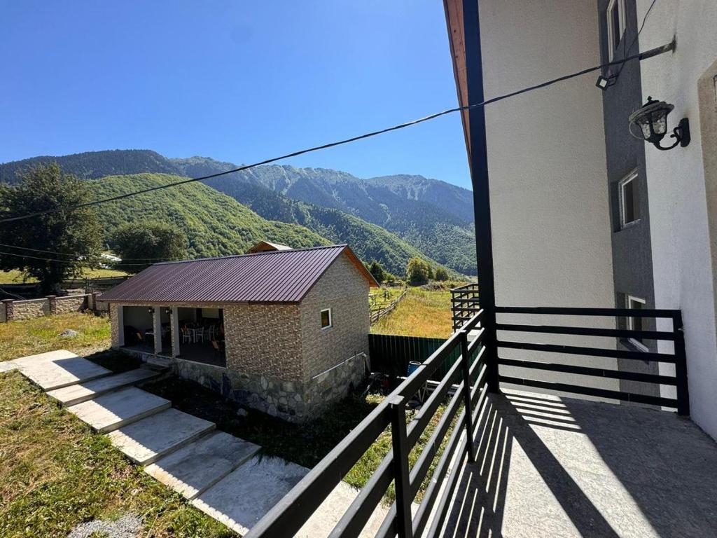 Nespecifikovaný výhled na hory nebo výhled na hory při pohledu z hotelu