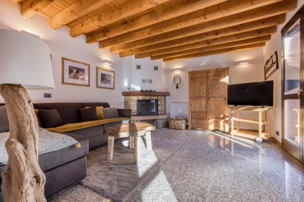 Chalet la Chouette - Intimate 2 bedroom demi-chalet ideally located