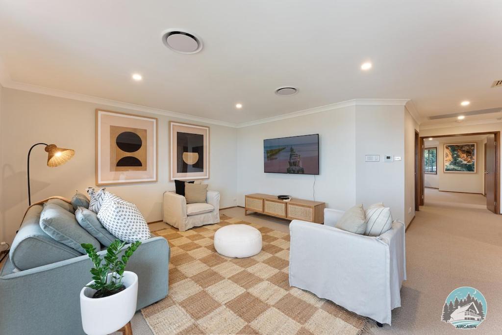 Posezení v ubytování Hilltop Haven-Shell Cove