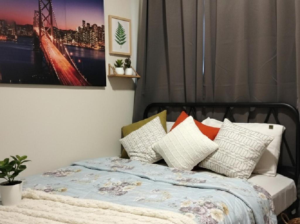 Un pat sau paturi într-o cameră la Ortigas Business District Prime Accommodations