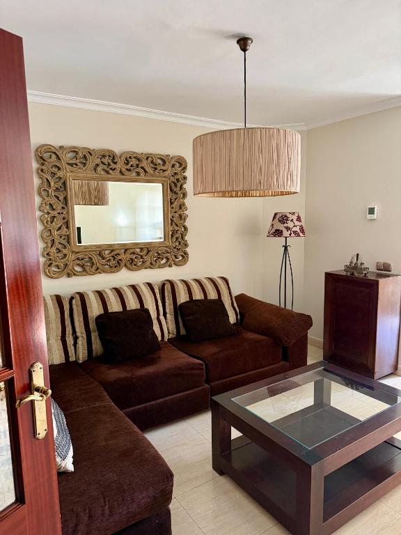 ein Wohnzimmer mit Sofa und Tisch in der Unterkunft Grand Beachfront Apartament - Cadiz in Cádiz