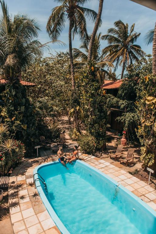 two people in the swimming pool at a resort at Pousada Fortal Jeri in Jericoacoara