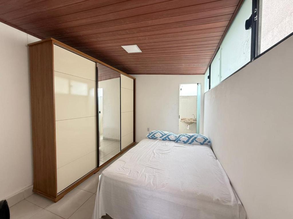 Un dormitorio con una cama en una habitación con ventana. en Apto mobiliado e aconchegante - 3 quartos, 4 camas, 2 banheiros - Lazer completo e localização privilegiada, en João Pessoa