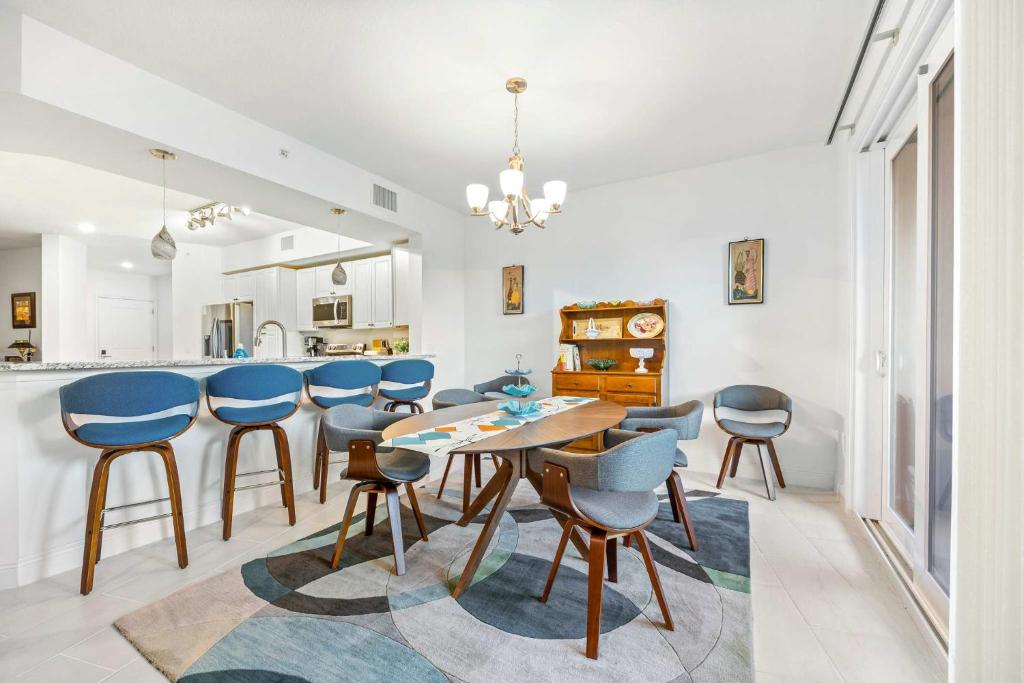 Khu vực ghế ngồi tại Luxury River Front Secluded Condo w Resort Amenities RFI 307