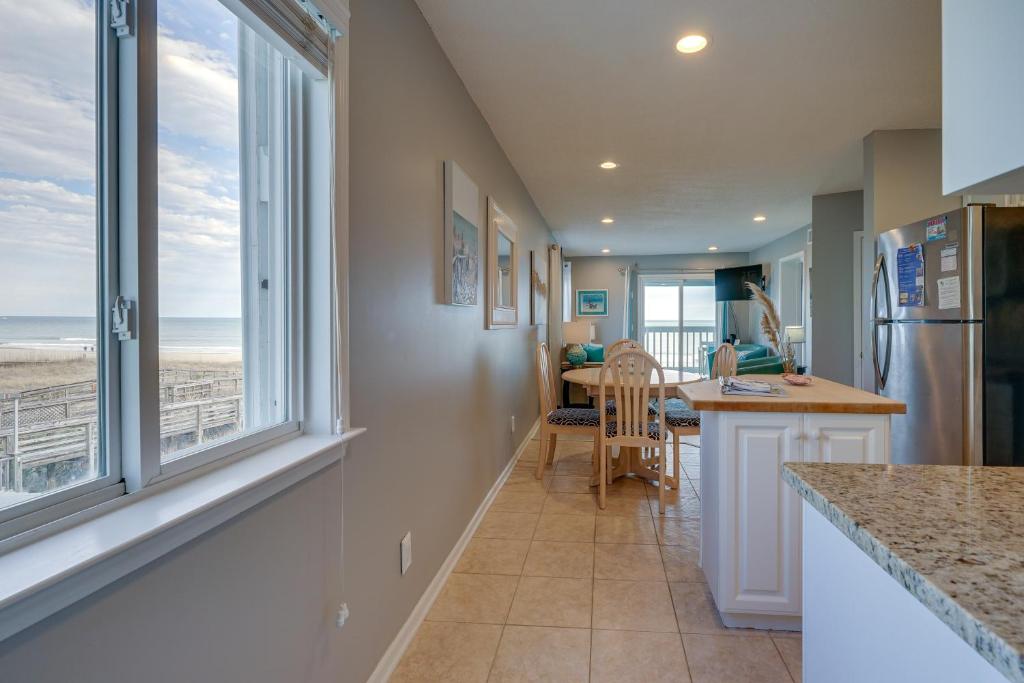 Køkken eller tekøkken på Steps to Boardwalk Carolina Beach Condo with Views!