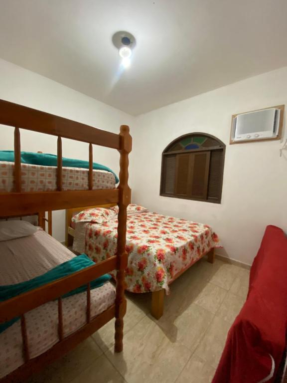 una camera da letto con due letti a castello e una finestra di Nataliana's House a Cabo Frio