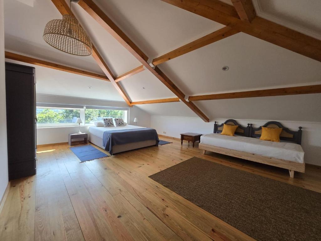 een slaapkamer met een bed en een bank in een kamer bij Casa Lage da Pena in Geres