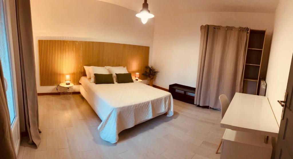 リュクシアナにあるLa parenthèseのベッドと窓のあるホテルの部屋