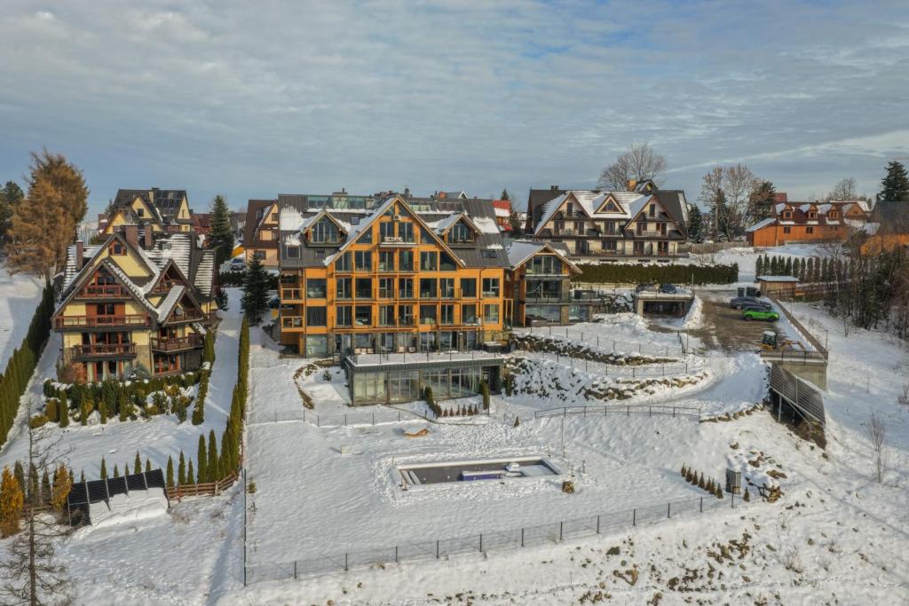 una vista aerea di una grande casa nella neve di Stone Suite Zakopane a Zakopane
