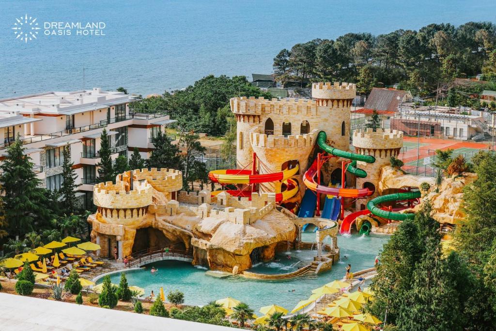 Bazén v ubytování Dream Land Oasis nebo v jeho okolí