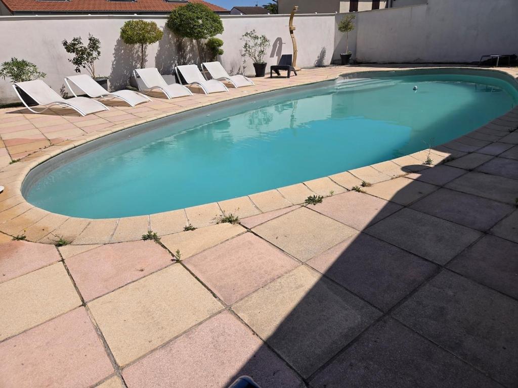 Swimmingpoolen hos eller tæt på Large 170 m2 house with swimming pool