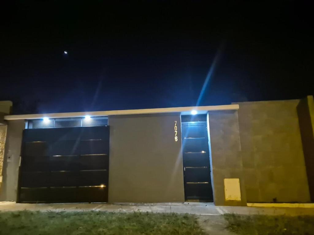 Una casa con garaje iluminada de noche. en Descanso Guazú, en Posadas