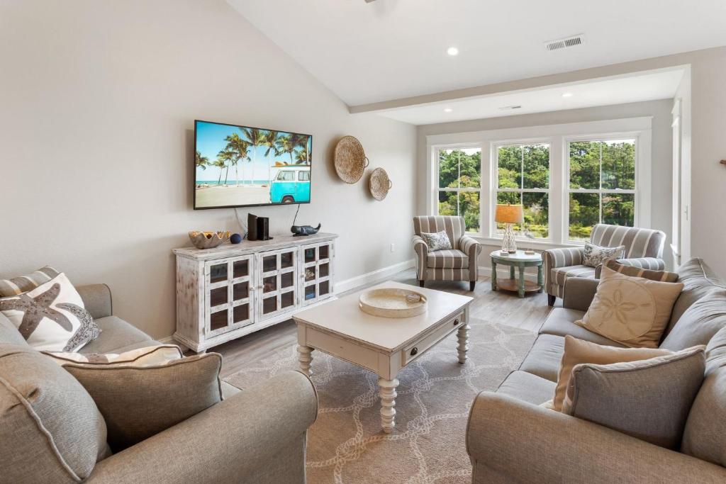 Una sala de estar con dos sofás y una mesa. en CP117B - Sunrise Promise, en Kill Devil Hills