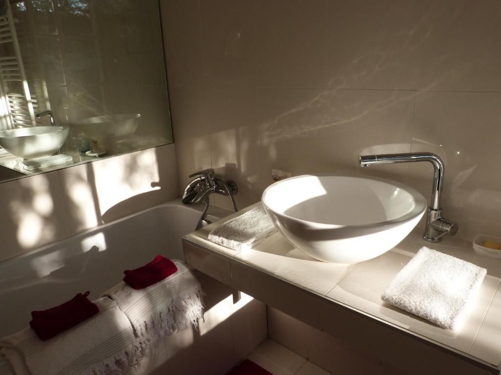 a bathroom with a sink and a bath tub at L&#39;Orangerie White-Palacio in Versailles