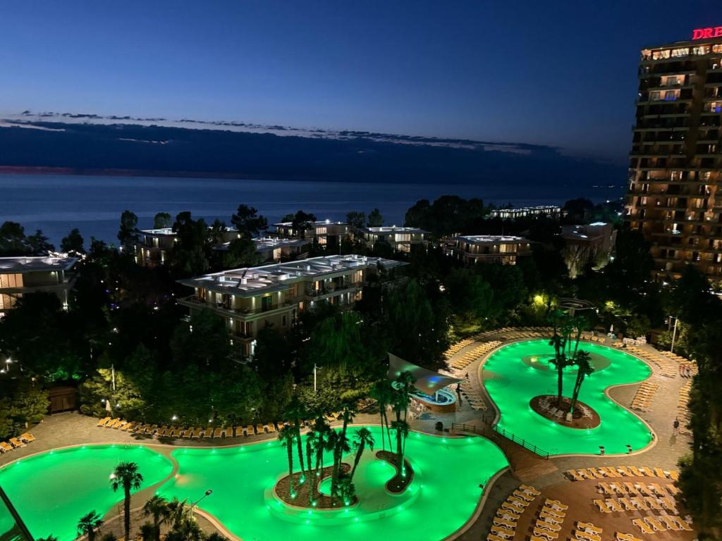 Una vista aérea de un complejo turístico por la noche. en Lux Apartment in Dreamland Oasis, en Chakvi