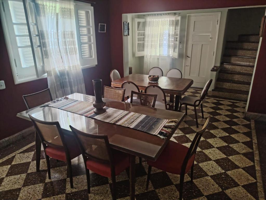 Quinta Hostaco في سان نيكولاس دي لوس أرويوس: غرفة طعام بها طاولات وكراسي ودرج