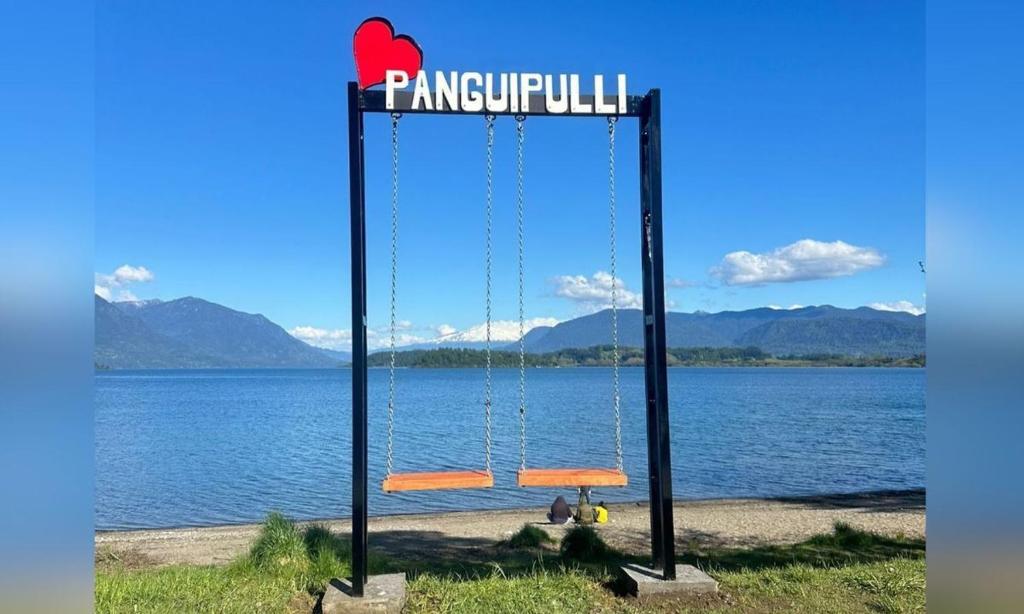 Cabañas Mami Kiki 2 في بانغويبولي: أرجوحة أمام هيئة ماء