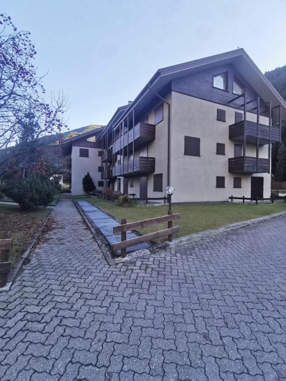a building with a bench in front of it at Casa da Mimi in Isolaccia