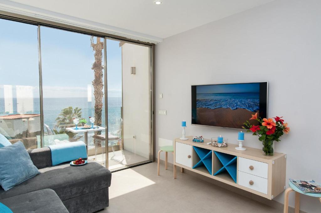 sala de estar con sofá y TV en Apartment Playa del Aguila NE/IM, en Playa del Águila