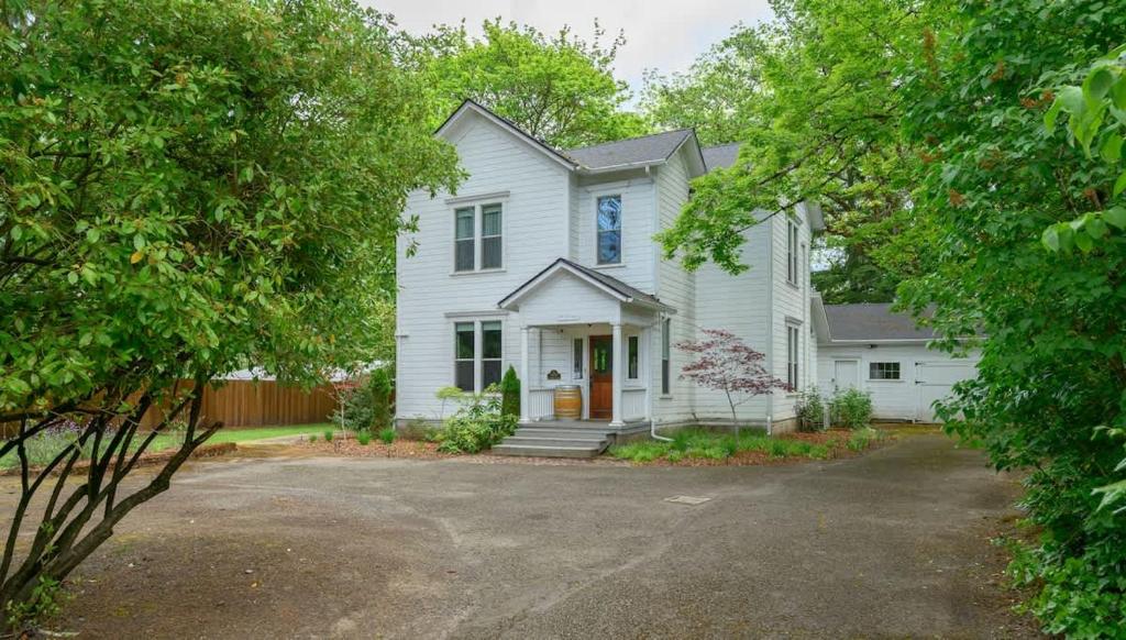 Κήπος έξω από το Latourette Estate