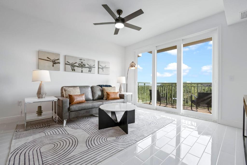 Una sala de estar con un sofá y un ventilador de techo. en Luxury River Front Secluded Condo w Resort Amenities RFI 913, en Audubon