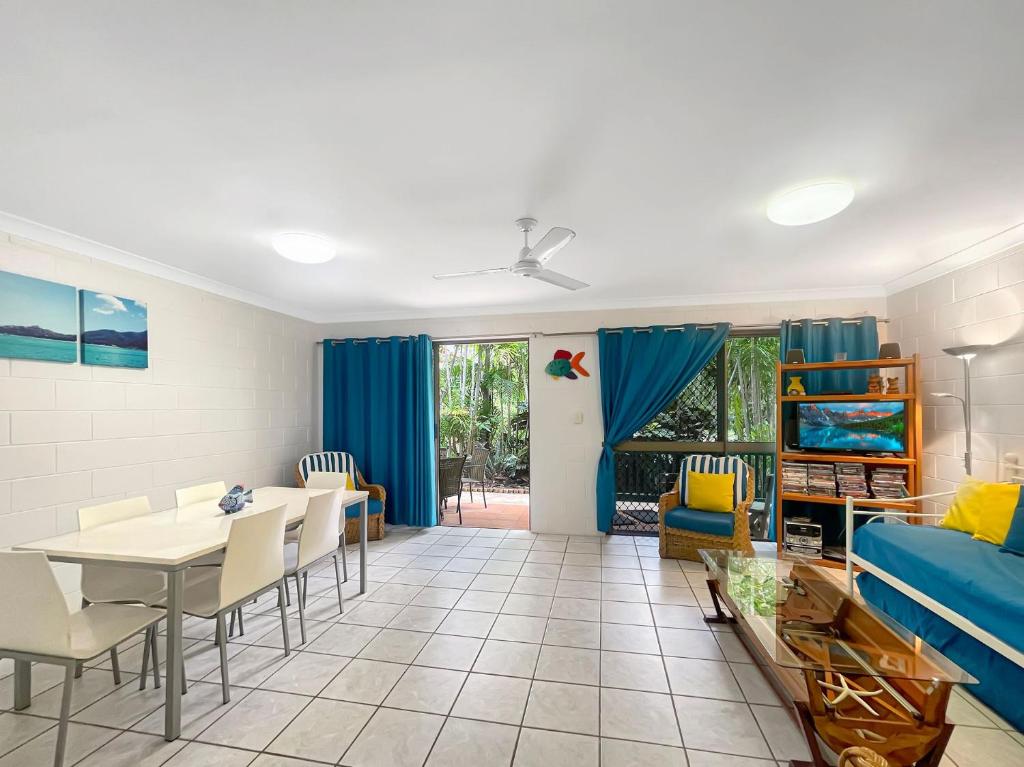 un soggiorno con un divano blu e un tavolo di Magnetic Reef 5 ad Arcadia