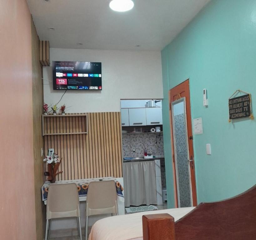 une pièce avec une cuisine avec une table et des chaises dans l'établissement Meu refúgio, à Belém