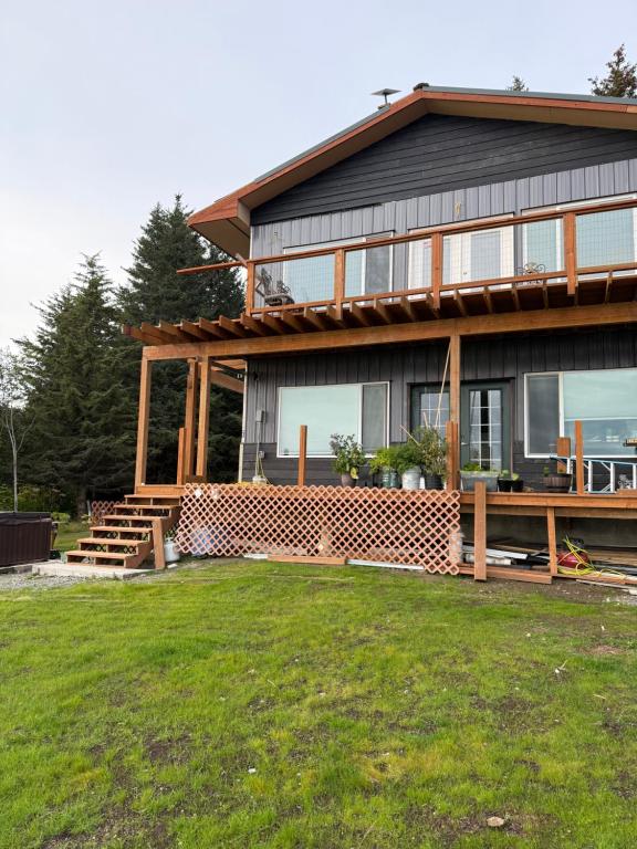 Paradise Suites Eagles Nest في هومر: منزل كبير أمامه ساحة عشب