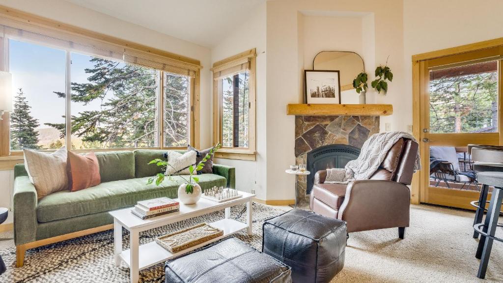 Χώρος καθιστικού στο Sierra by AvantStay Ski In Ski Out Near Truckee w Access to Northstar Resort Community