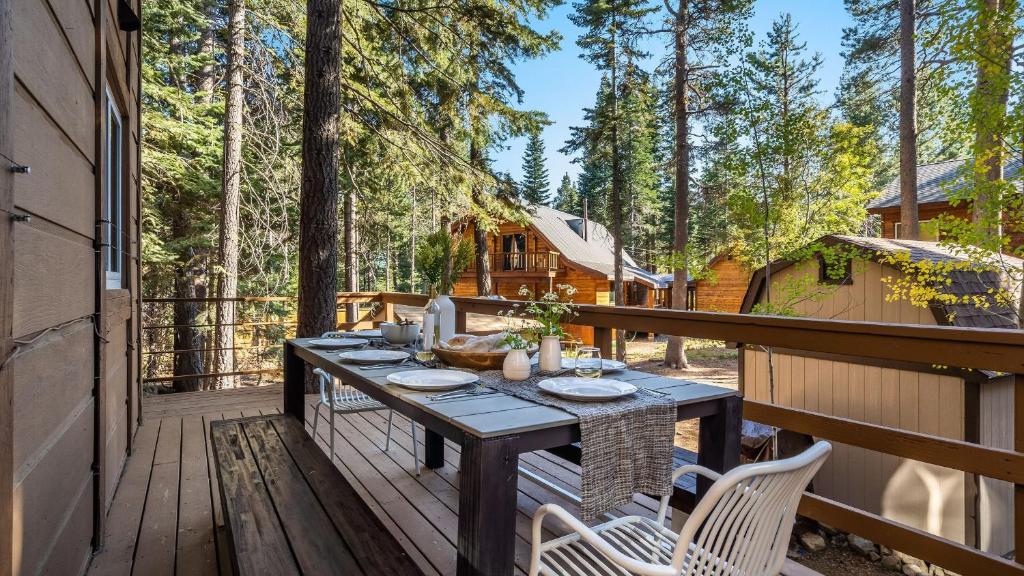 Φωτογραφία από το άλμπουμ του Hot Tub Sauna Game Room Modern 5BDR Family Cabin Homewood by AvantStay σε Tahoma Meadows