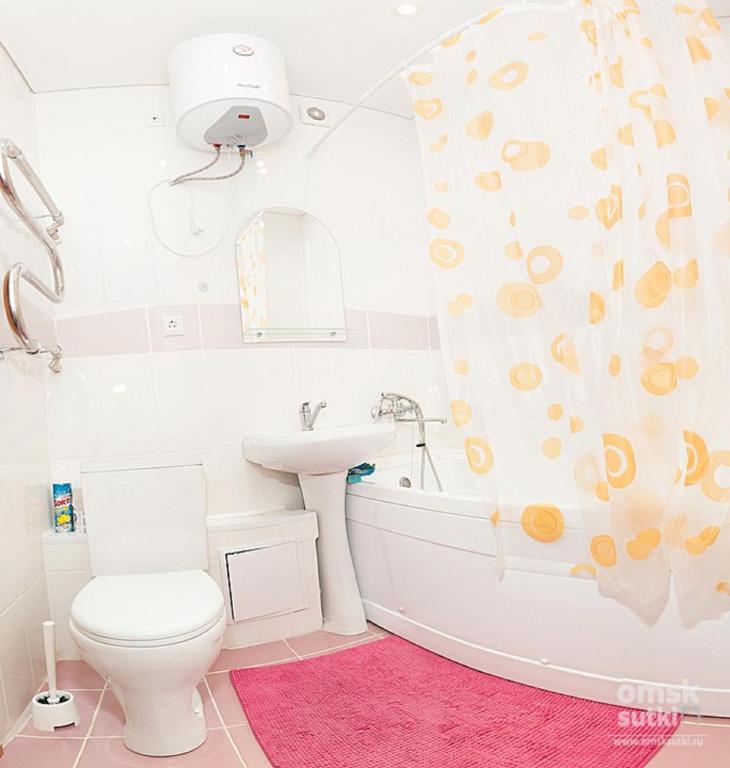 オムスクにあるOmsk Sutki Apartments at Leningradskaya Sq. 2のバスルーム(洗面台、トイレ、バスタブ付)