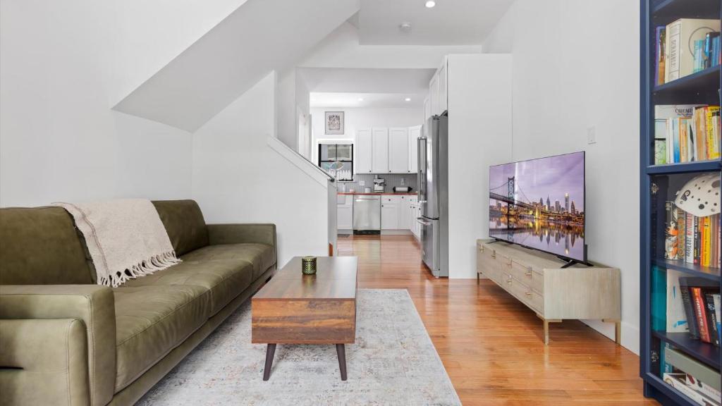 ein Wohnzimmer mit einer Couch und einem Couchtisch in der Unterkunft Modern Chic Fishtown-Philly Home with Roof Deck in Philadelphia