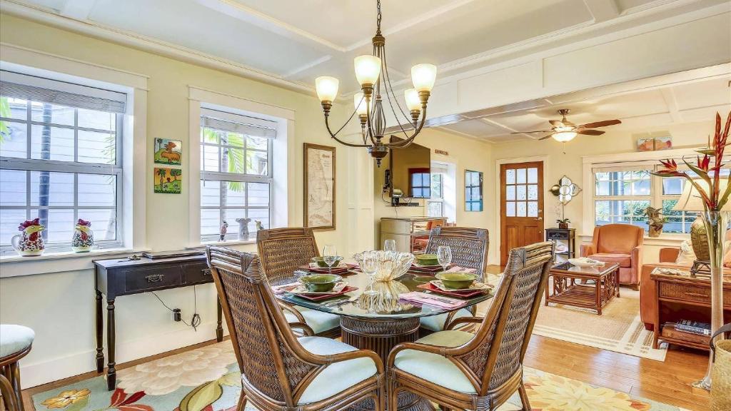 Un comedor con mesa y sillas en Paradise Palms by AvantStay Great Location w Outdoor Dining BBQ Close to Higgs Beach Month Long Stays, en Key West