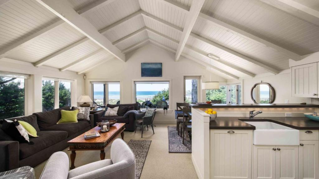 Χώρος καθιστικού στο Chapman Cove by AvantStay Gorgeous Beach Bungalow w Sauna