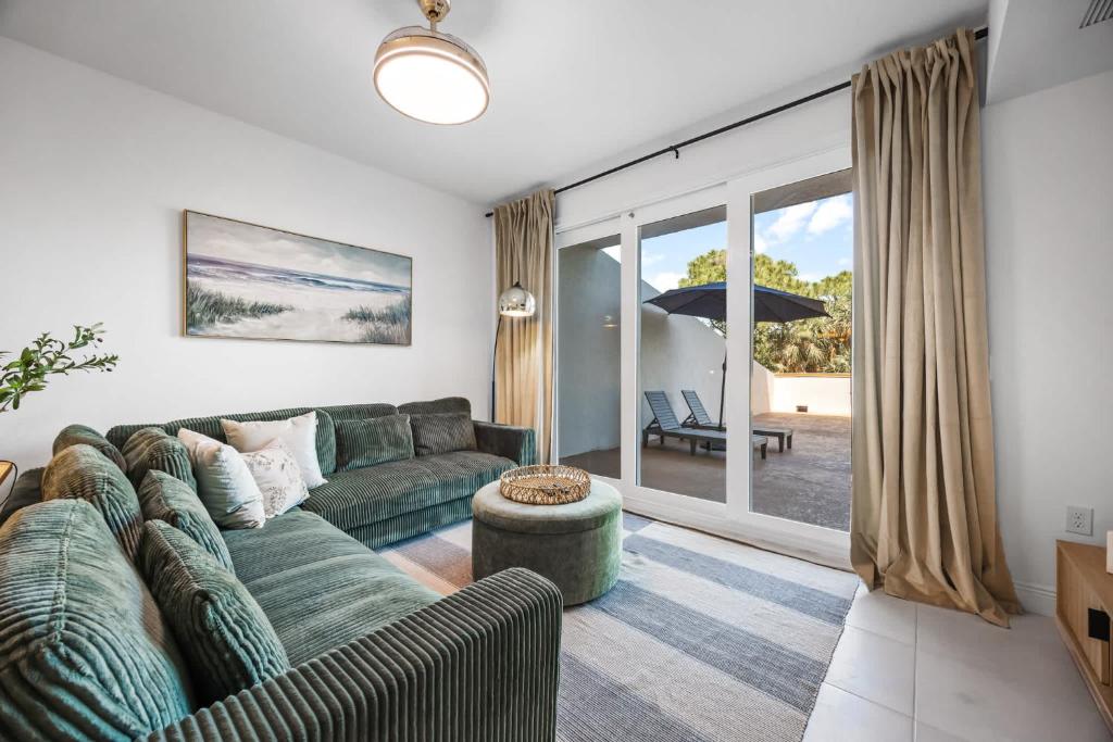 RIVER FLY IN Luxury Condo 2BR w Huge Balcony RFI-305 في Audubon: غرفة معيشة مع أريكة ومظلة