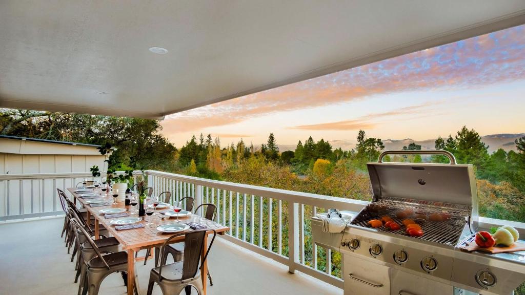 Balkón nebo terasa v ubytování Vino Blanco by AvantStay Private Wine Country Home w Mtn Views Deck