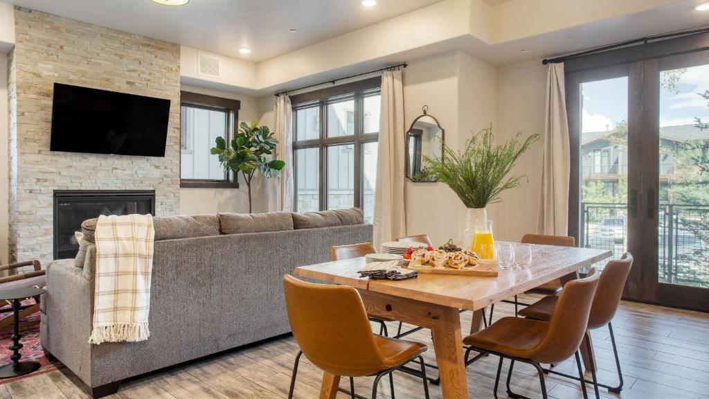 Телевизор и/или развлекательный центр в Kestrel by AvantStay Close to the Ski Slopes in this Majestic Home in Park City