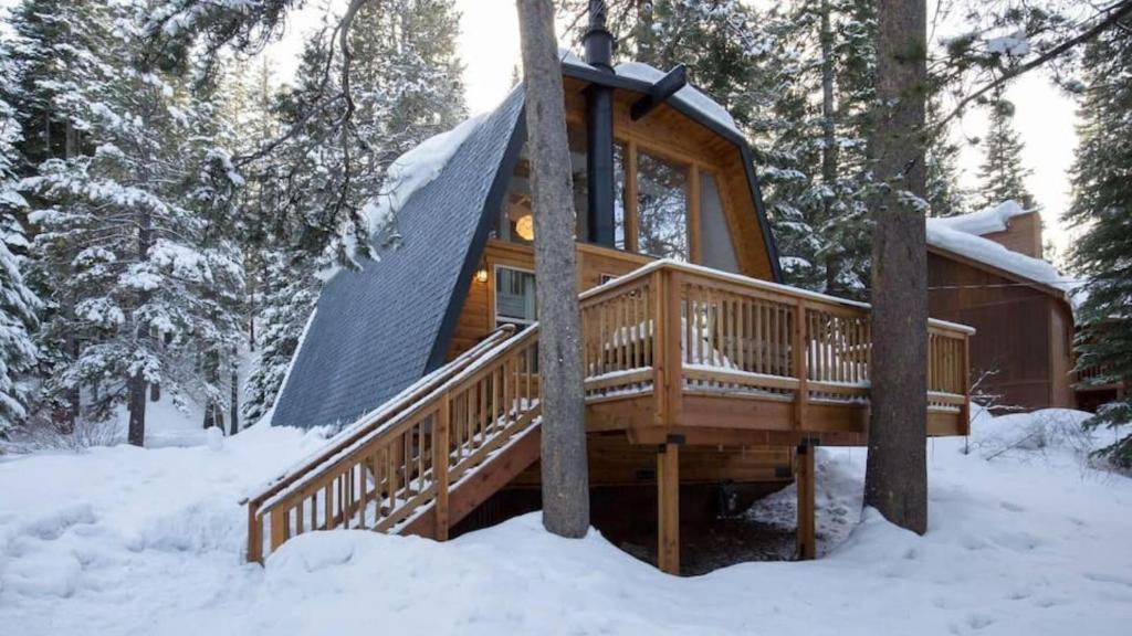 Το Zephyr by AvantStay Stylish Modified A Frame w Access To Tahoe Donner τον χειμώνα