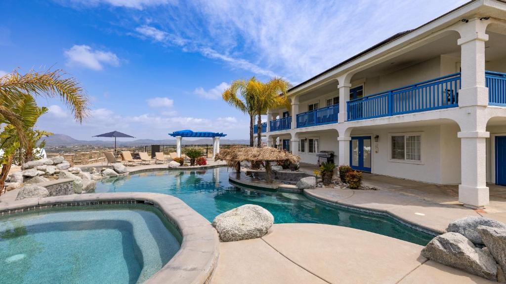 ein Swimmingpool vor einem Haus in der Unterkunft Le Grand Bleu by AvantStay Luxury Hilltop Estate in Temecula