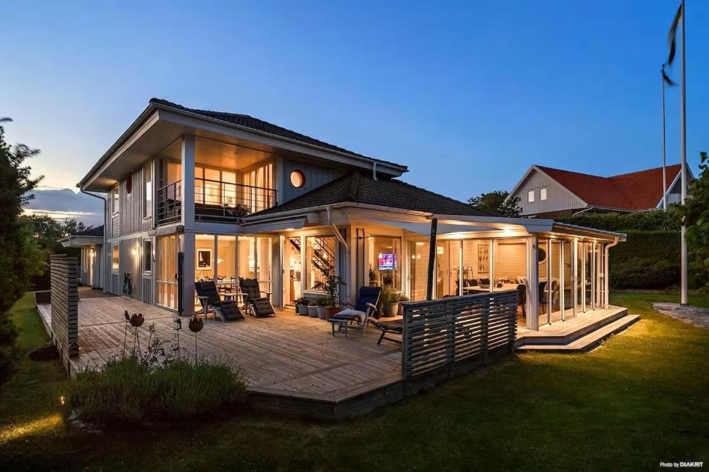 The Scandic Luxe - Landvetter Airport في Torslanda: منزل كبير مع شرفة كبيرة في الفناء