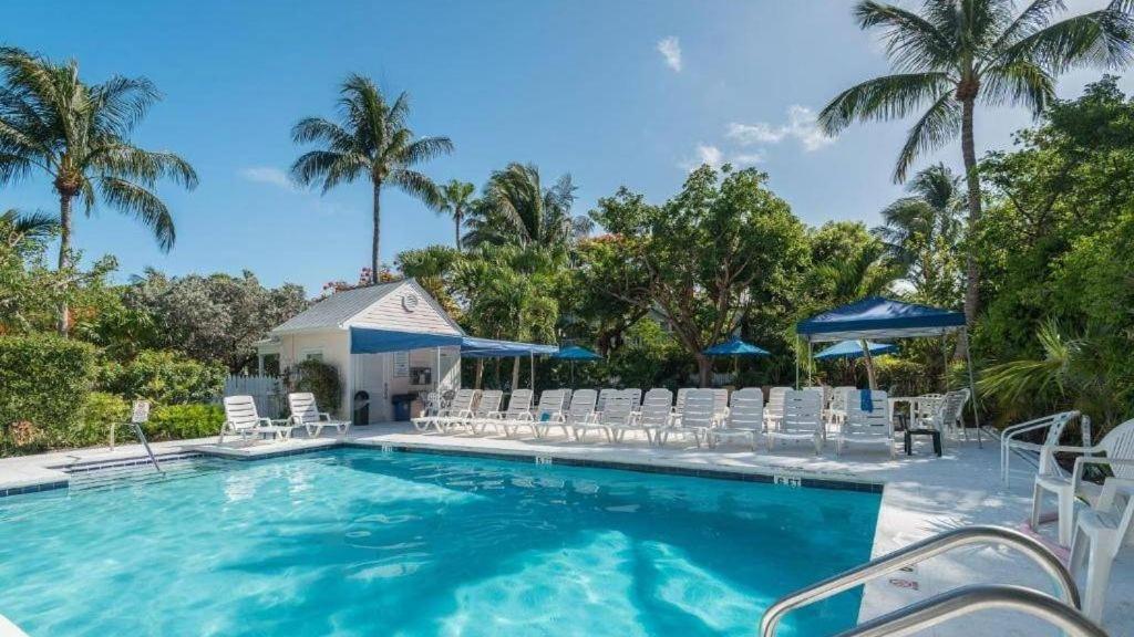 Бассейн в Pool 2 Blocks to Duval St Gated Community Shipyard Treasure by AvantStay или поблизости