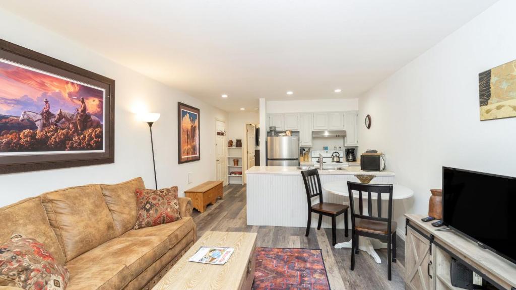 Кухня или мини-кухня в Near Historic Downtown Ski-InSki-Out Valley Views Etta Place 5 by AvantStay
