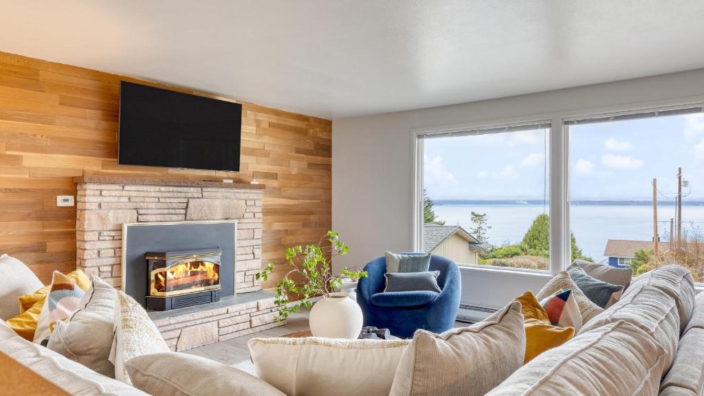 a living room with a couch and a fireplace at Whidbey Bliss by AvantStay 2min to Beach View in Greenbank