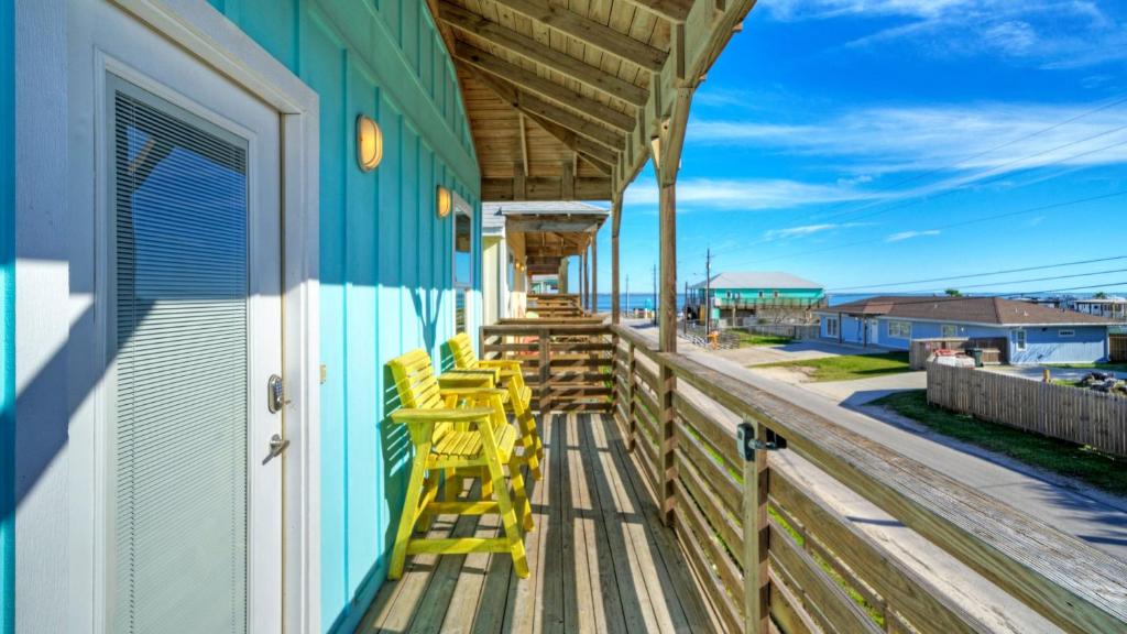 Balkón nebo terasa v ubytování Shared Pool w Bay Views Boat Dock Fishing Big Slough by AvantStay