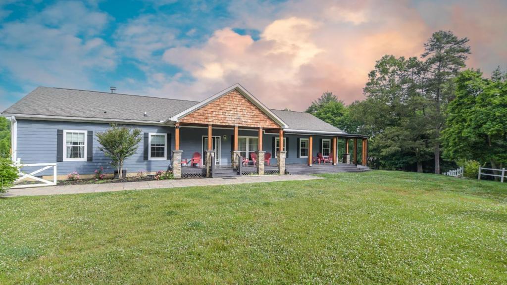 Κήπος έξω από το Riverside Ranch by AvantStay Mins to Downtown