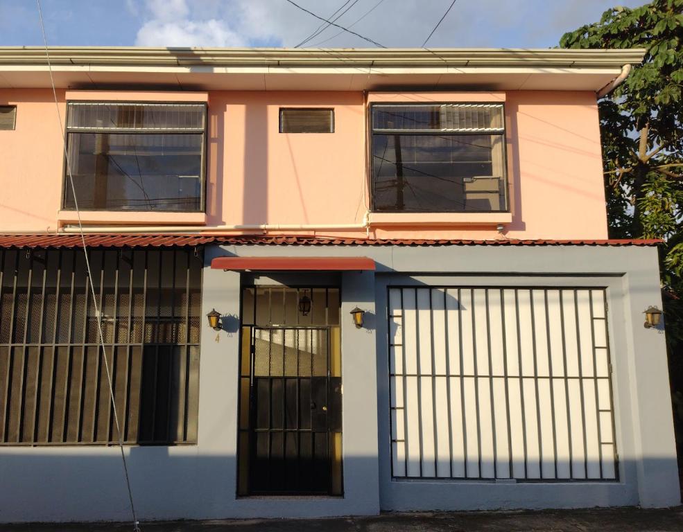 een huis met een hek ervoor bij Casa #4 Studios in San Pedro