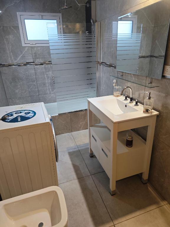 Un baño con lavabo, inodoro y ducha. en Dpto de Licia, en Cipolletti