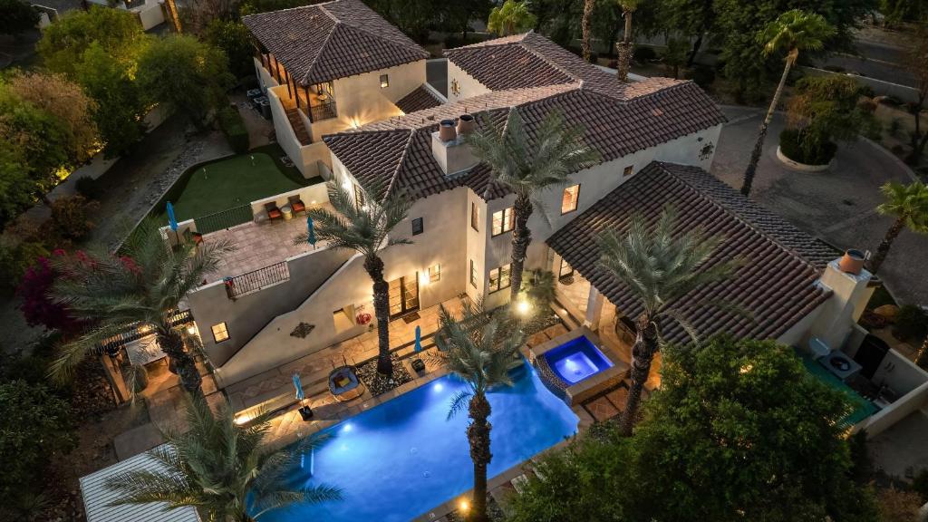 an overhead view of a large house with a swimming pool at Luxe 7BDR Oasis w Pool Putting Green Game Room Villa Del Gallo by AvantStay in Bermuda Dunes