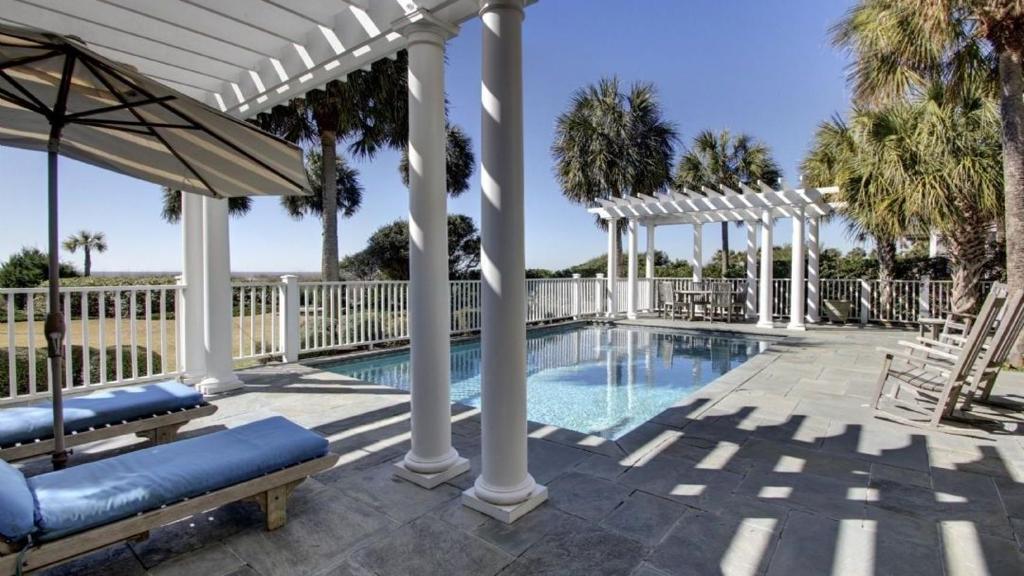 Бассейн в 3902 Palm Blvd by AvantStay Beach Access Oceanfront Views w Pool или поблизости